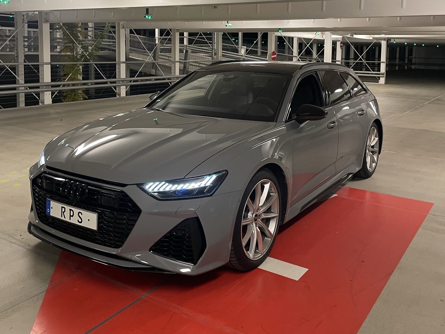 Audi RS6 Avant mit RPS-Kennzeichen bei einer Überführung